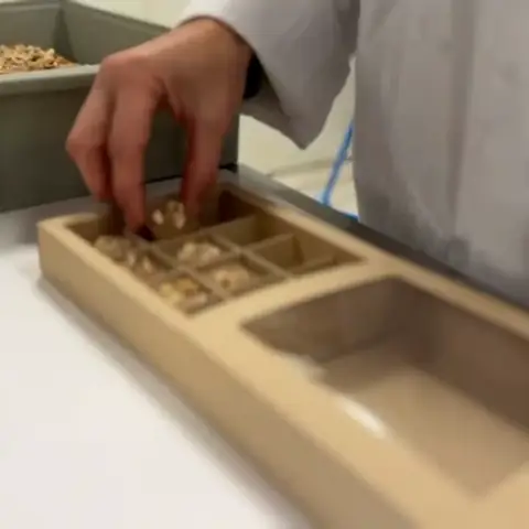 Video: Fanny legt Tartufi in eine Schachtel und zeigt die fertige Schachtel